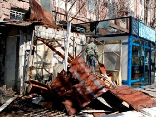 The illegal construction in the yard of buildings was dismantled